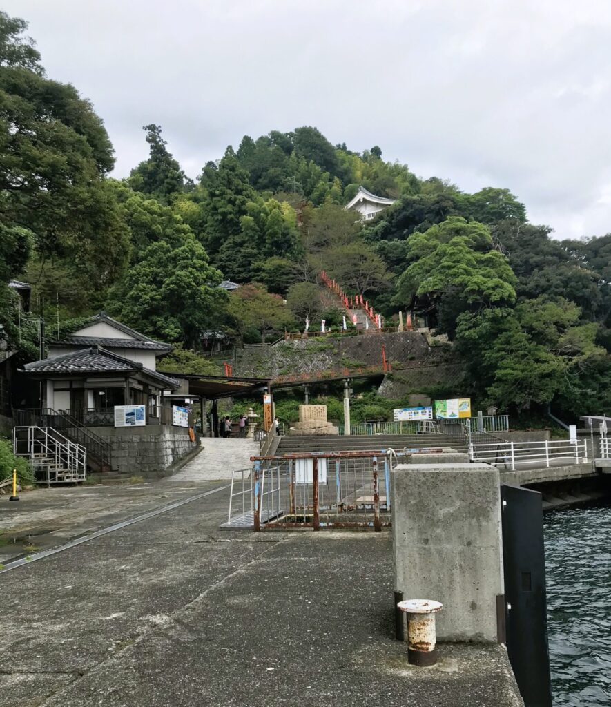 竹生島を下から見上げたもの。