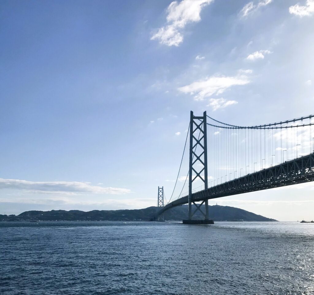 ９月末の夕方に撮った明石海峡大橋です。向こうに淡路島が見えます。